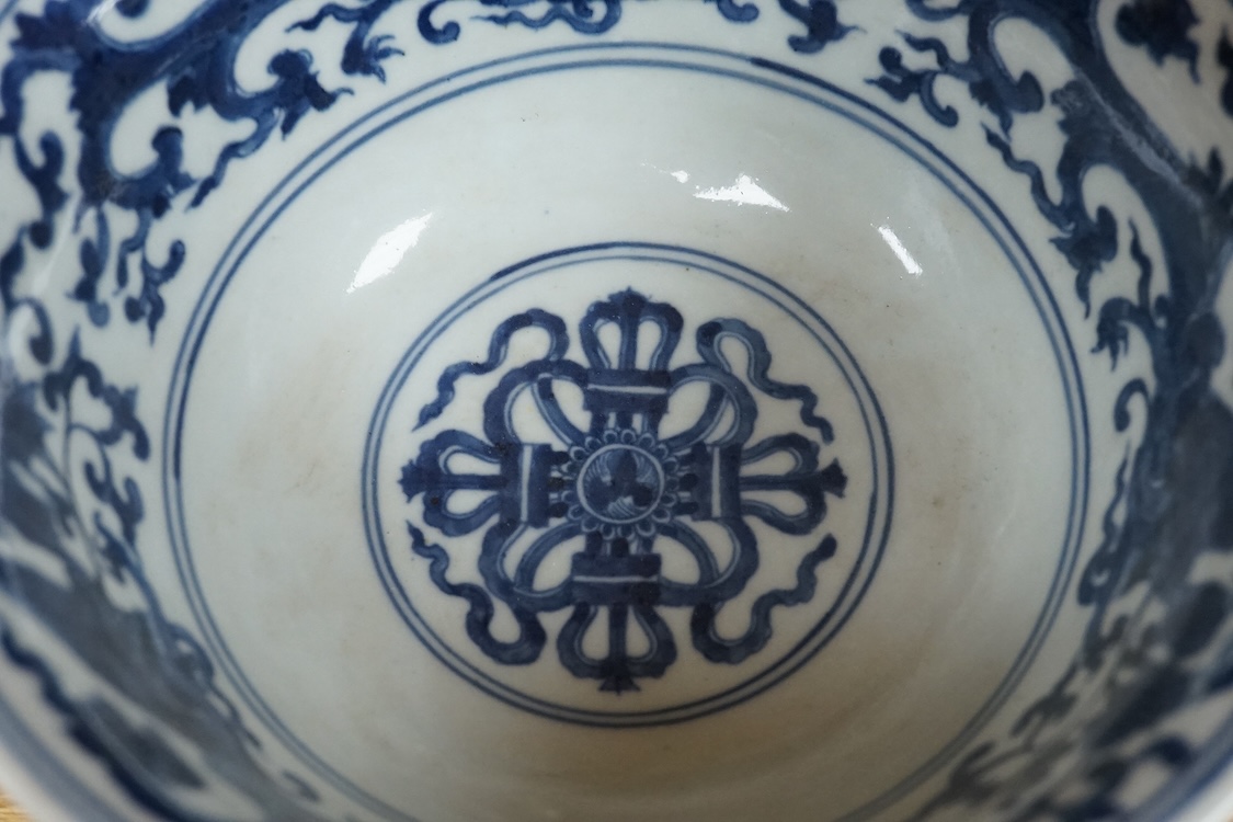 A Chinese porcelain bowl, painted with dragons in underglaze blue, 18cm diameter.